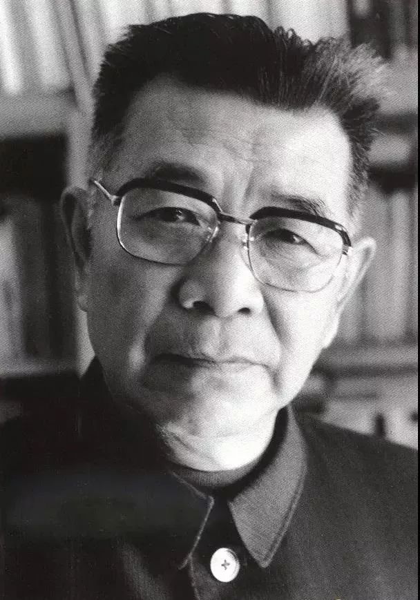 学者于光远(1915-2013)▲ 画家朱屺瞻(1892-1996)▲ 出版家胡愈之