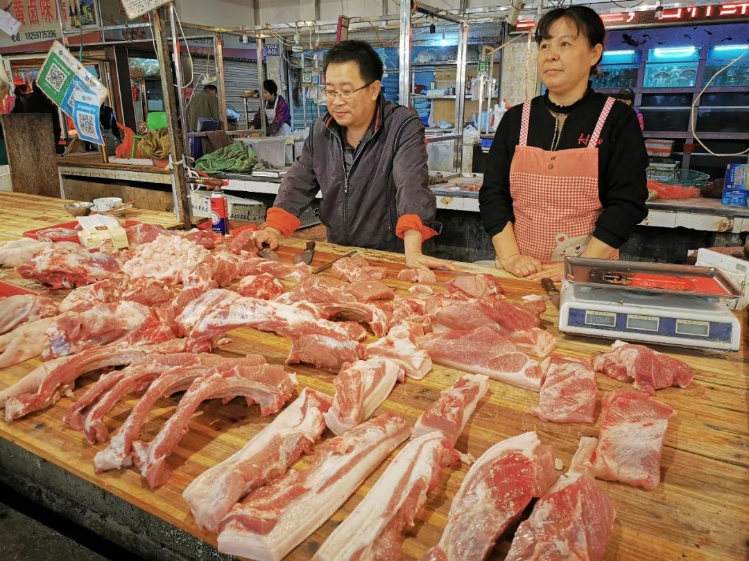 卖猪肉摊主也感叹今年的猪肉价格,直呼猪肉卖不动了,他们只能减少销售