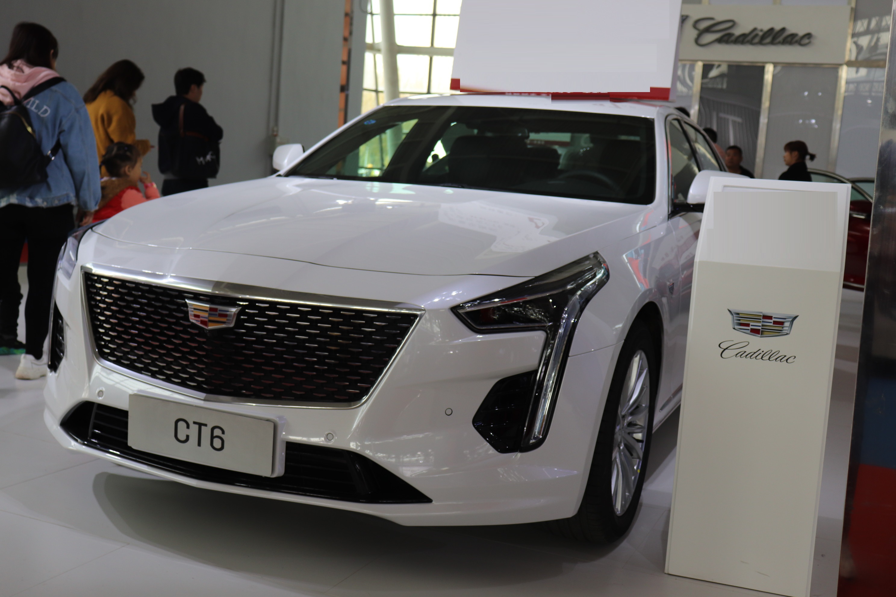 40多万买小众豪车凯迪拉克ct6与大众辉昂谁更值得买