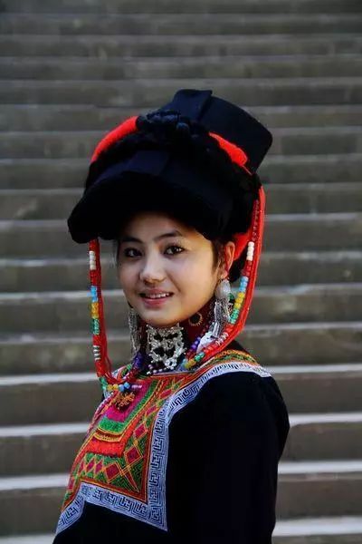 可以称为"依伍黑阿姆",也可称为"依伍尼黑",她是彝族古代三大美女之一