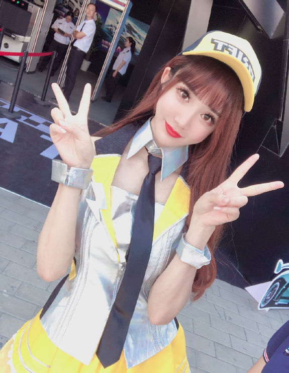 小萝莉cosqq飞车小橘子,原以为闹着玩,看到"腿刹"是个狠人