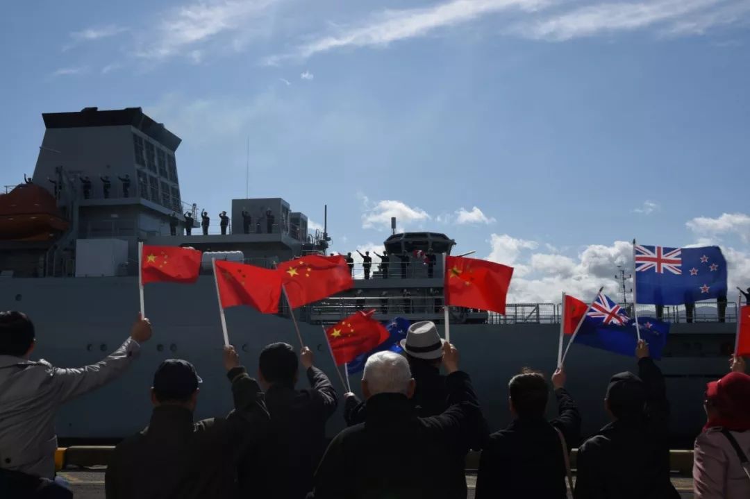 10時許,中國駐新西蘭大使館在碼頭舉行了歡送儀式.