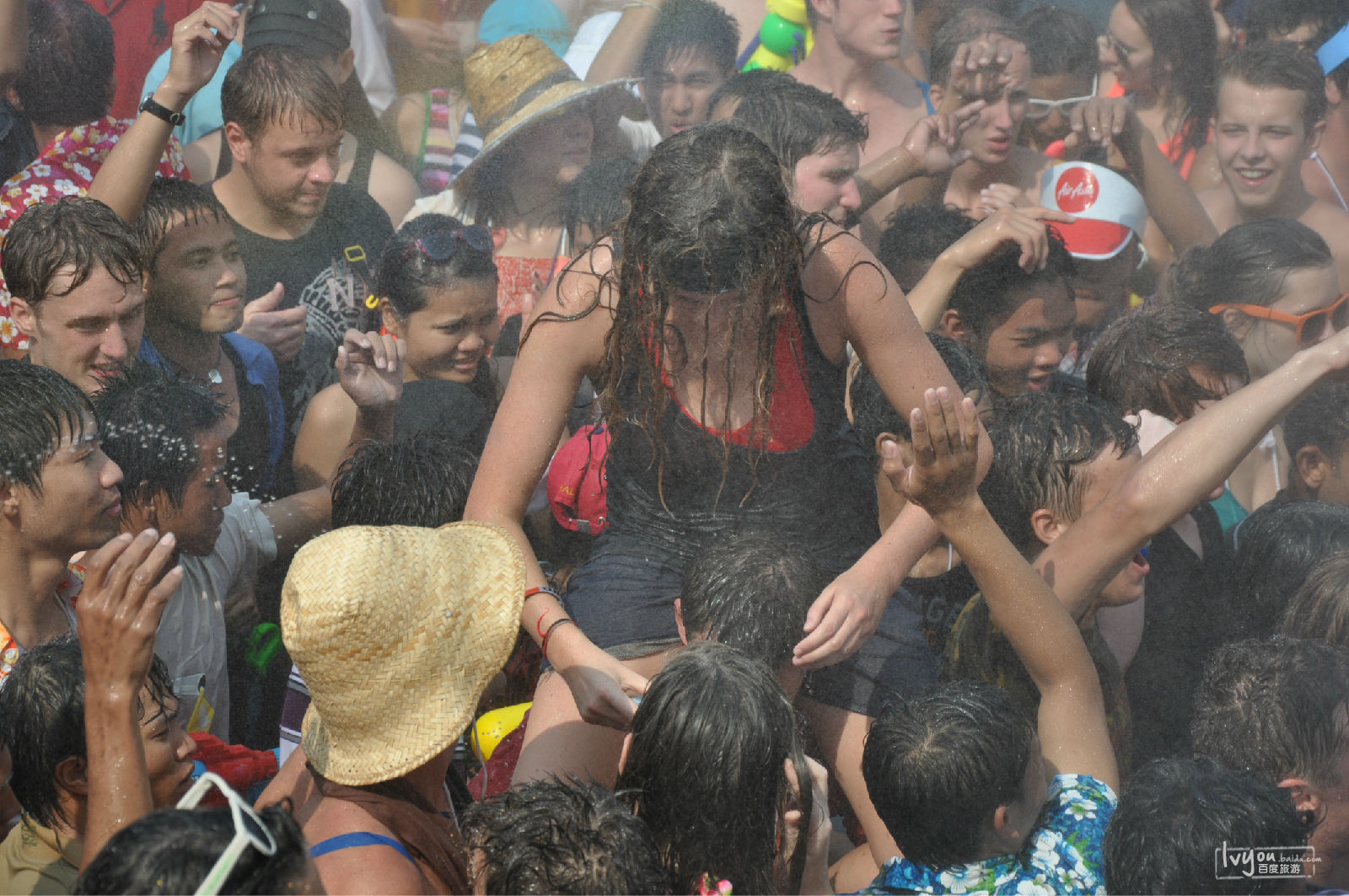 世界上最受老外喜欢的泰国泼水节穿短裙背心的女生尴尬了