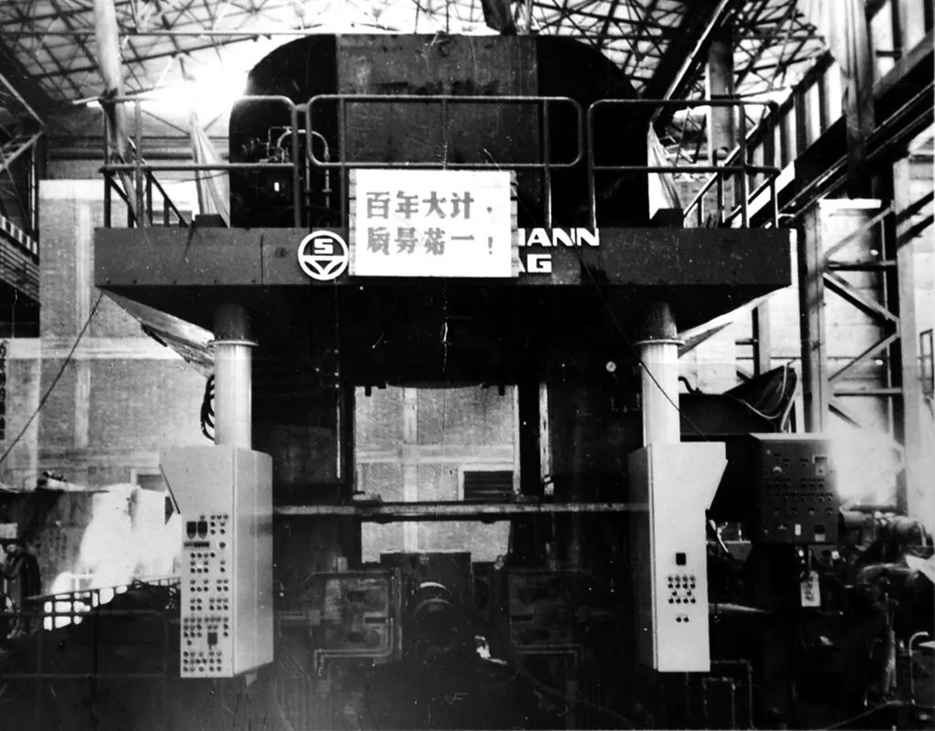 9月28日,建成了具有当时国际先进技术水平的武钢一米七轧机工程.