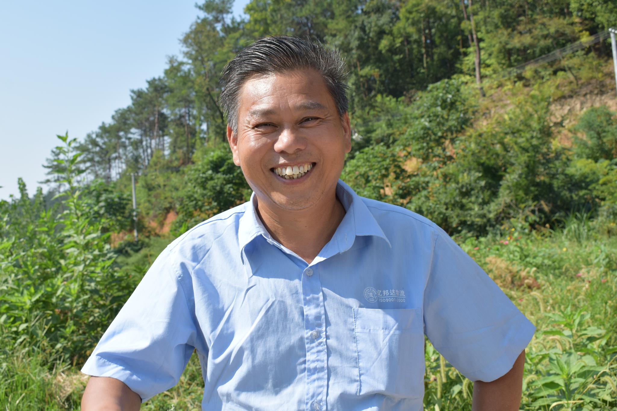 湖北团风千万富翁回乡当村官上任10个月就赢得了村民送来的锦旗