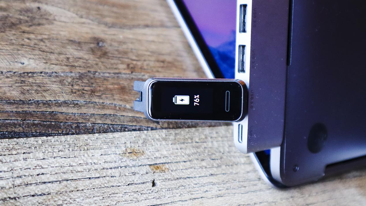 原创华为手环4测评usb便捷充电全方位健康监测身体状态全知晓