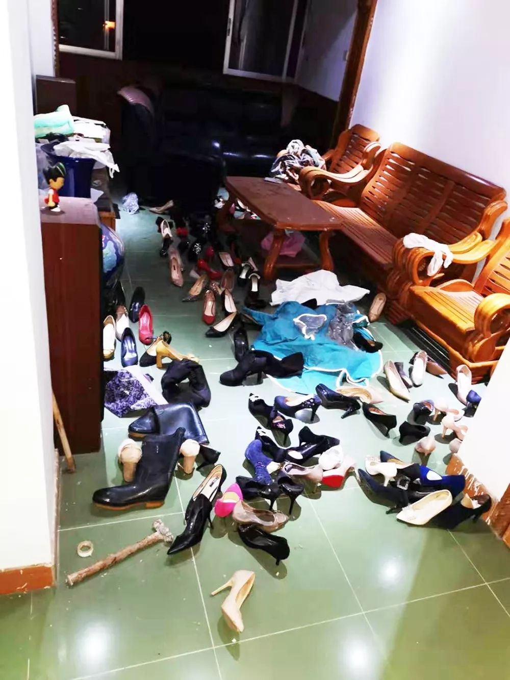 劝说无果后,警方踹开了房门,将梁某抓获,并当场缴获高跟鞋180多双.