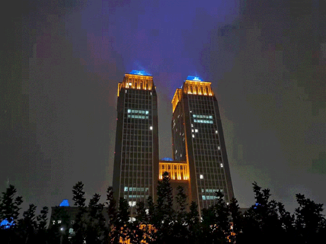 硕大的烛台承载着彻夜光明的东西塔楼,小心,可别让烛火被「光华妖风」