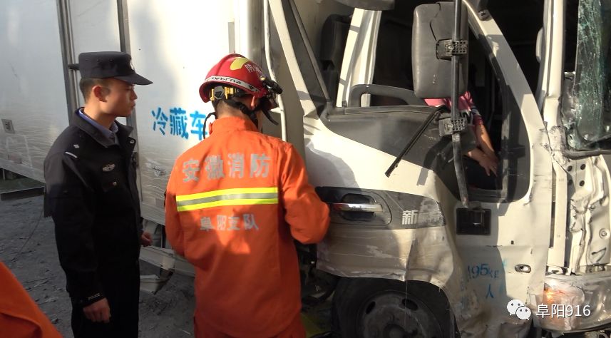 阜陽一輛冷藏車衝進別人家中!