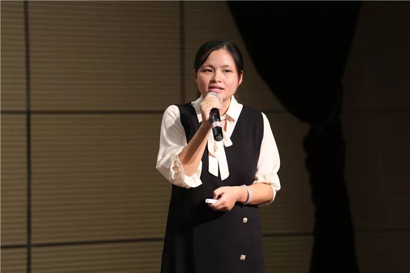 初中部的蒋敏丽老师认为教育,不仅在于传授知识,还在于引领,赏识和