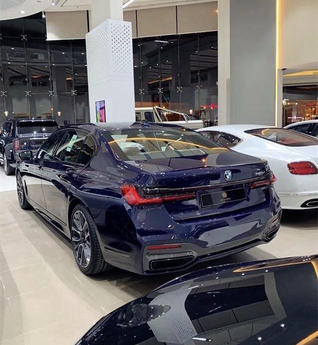 宝马最帅"7系"亮相,宝石蓝车身,配3.0t直六发动机,5.6秒破百