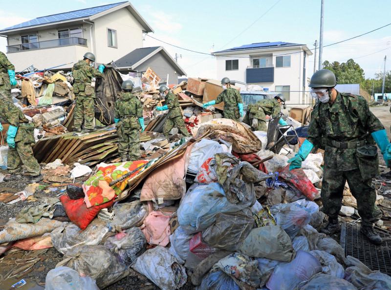台风过后日本福岛垃圾沿路堆100多米居民不是人住的地方图