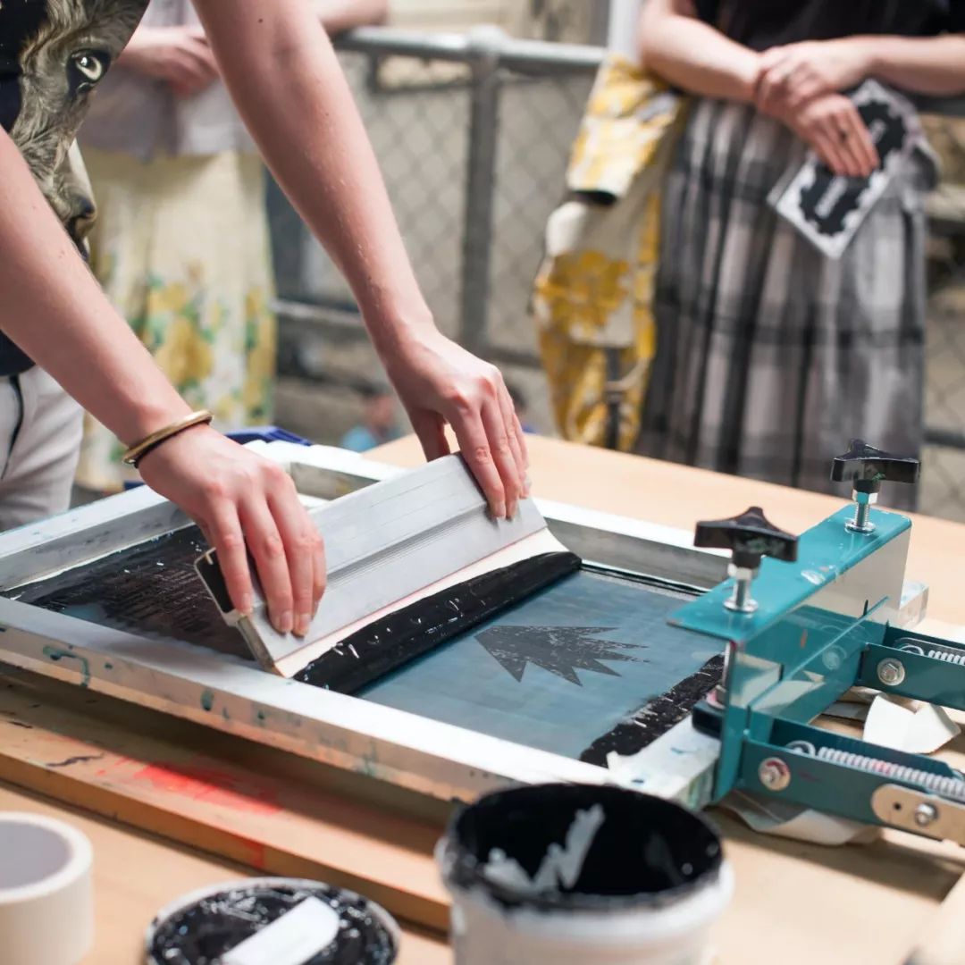 上面几张就是丝网版画作品,据说丝网印刷最早起源于中国,距今已有两