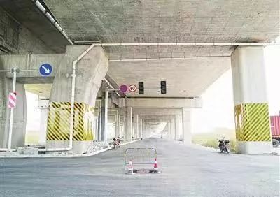 柳市在高速口打造的"不忘初心,牢记使命"七里港高速出入口与柳江路