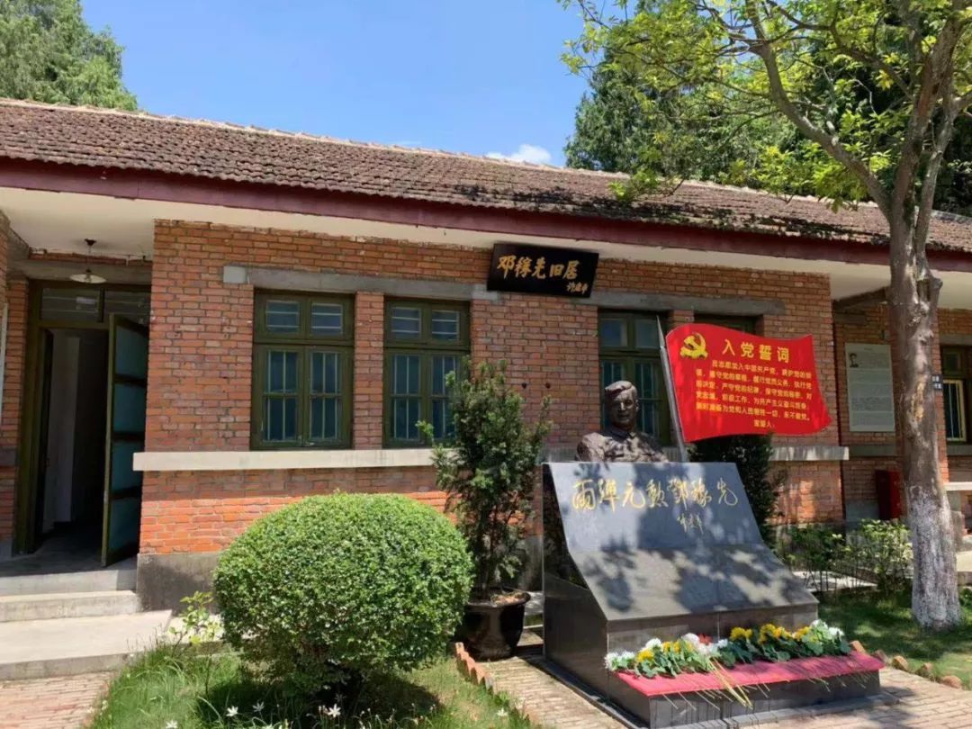 这是中国"两弹城"内邓稼先旧居在邓稼先塑像前,众多参观者敬献鲜花