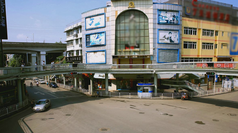 作为司门口商圈内最大的一座过街天桥,司门口天桥修建于上世纪90年代