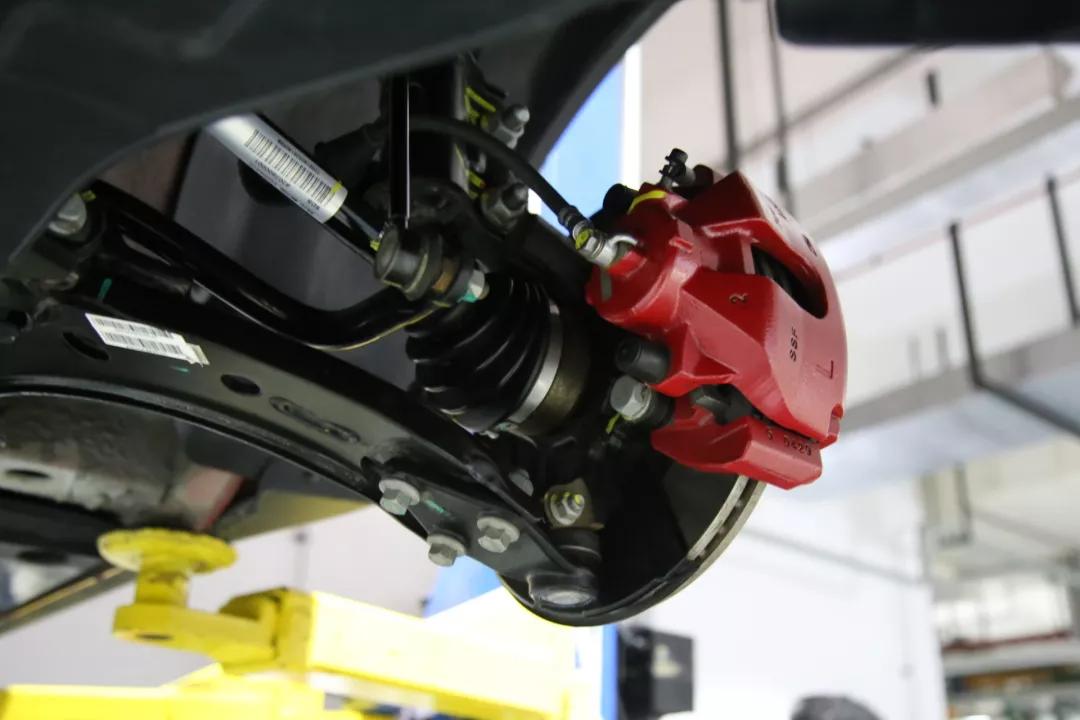 名爵新zs的前副车架竟然长犄角了