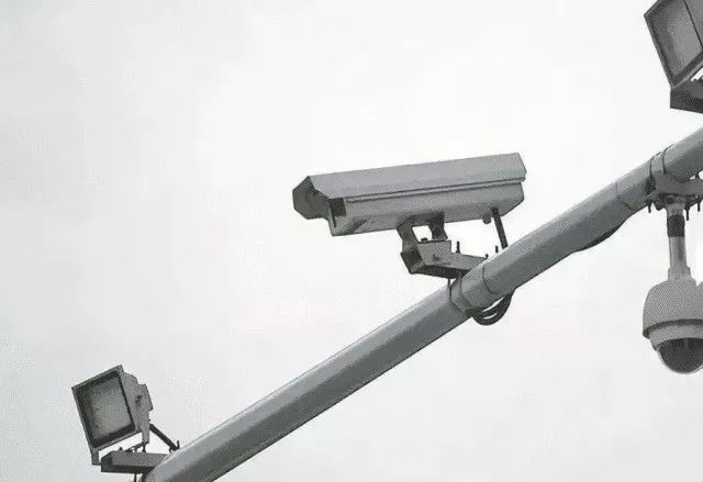 电子眼闪2下是啥意思?交警:闪1下,闪2下,闪3下暗语,都告诉你