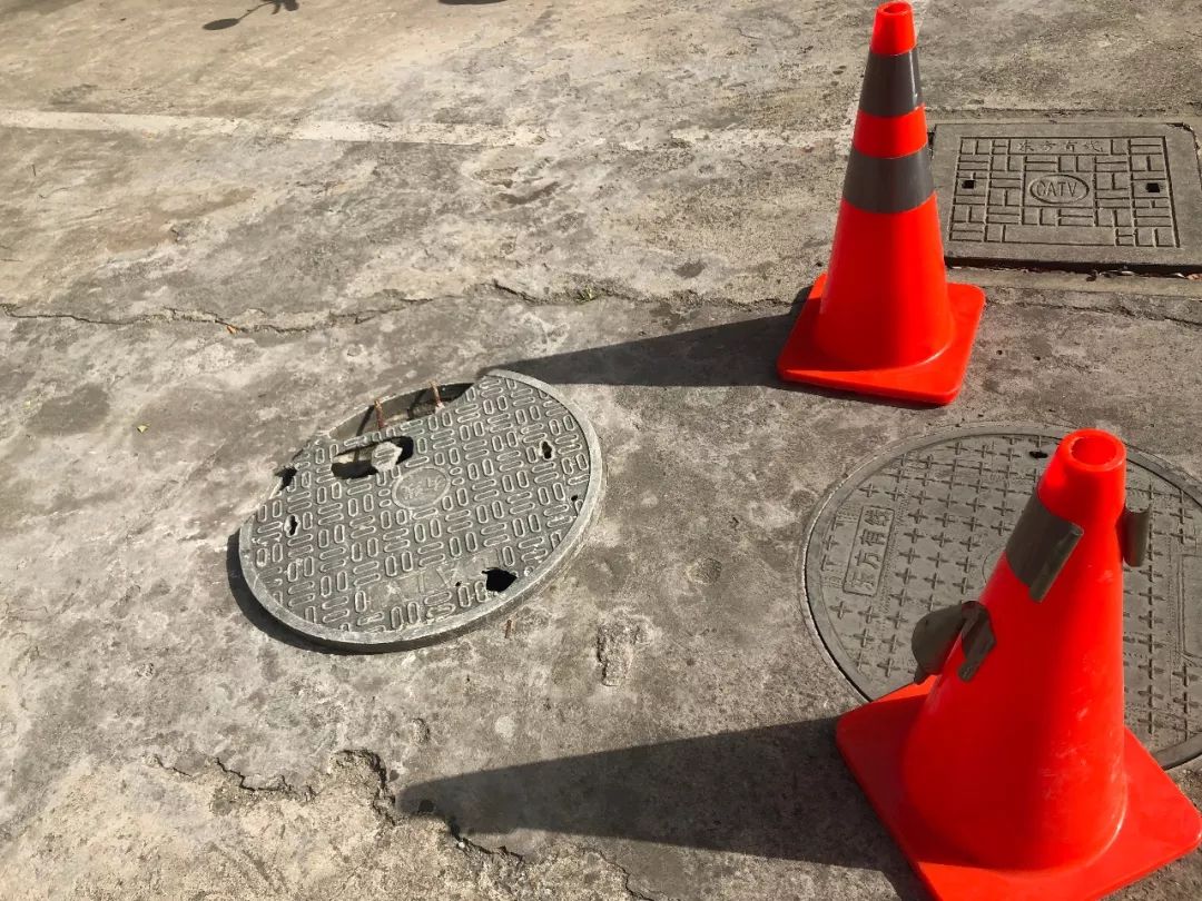 当发现路上有破损井盖时,应当立即在该窨井前放置安全警示标志,提醒