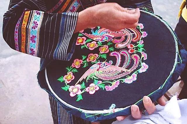 十一月第一天有必要带你了解下非遗布依族刺绣
