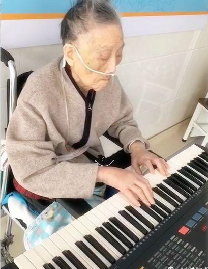 再次坐在黑白琴鍵前,89歲