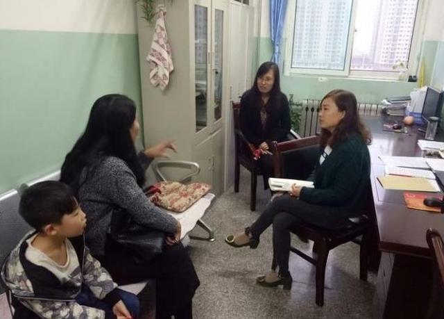 学生该不该穿校服?学校:避免攀比,家长:不是圈钱吗?