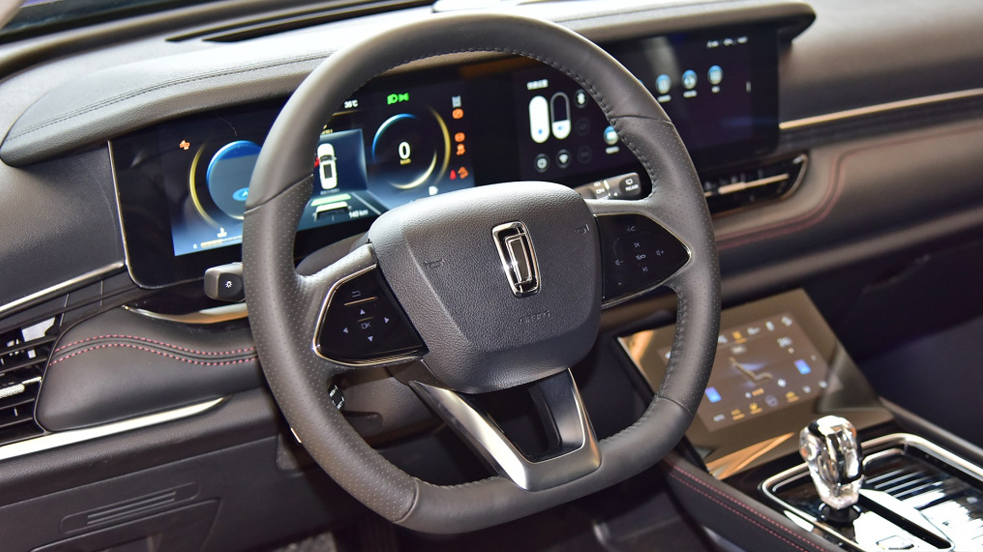 此外,奔腾t99的内饰还分为运动,舒适及豪华三种风格;运动版以黑色搭配