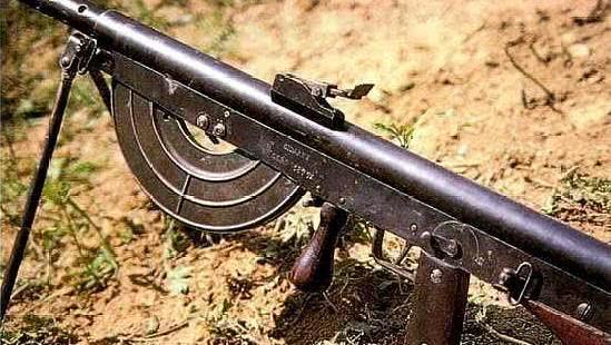 使用前要左脚蹬地,绍沙轻机枪为何被士兵嫌弃地称为"掴脸枪"