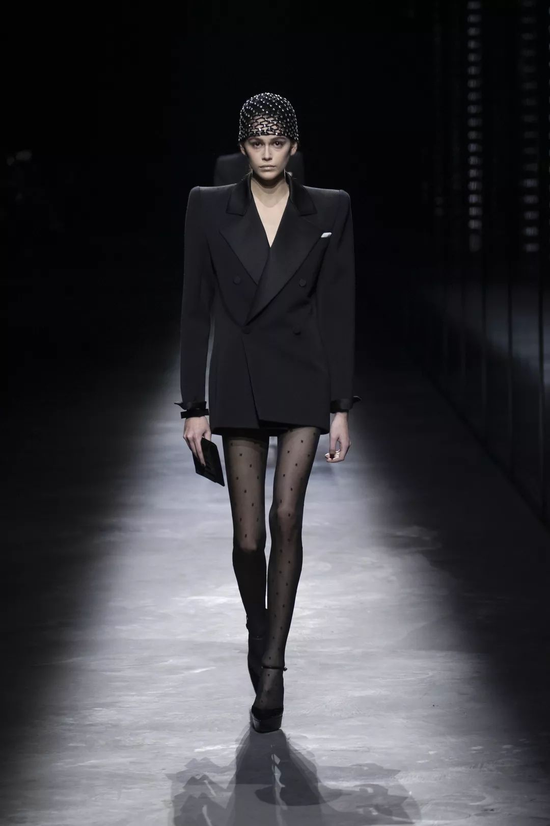 荧光系列成为ysl圣罗兰 - saint laurent 2019冬季系列秀场上的聚焦点