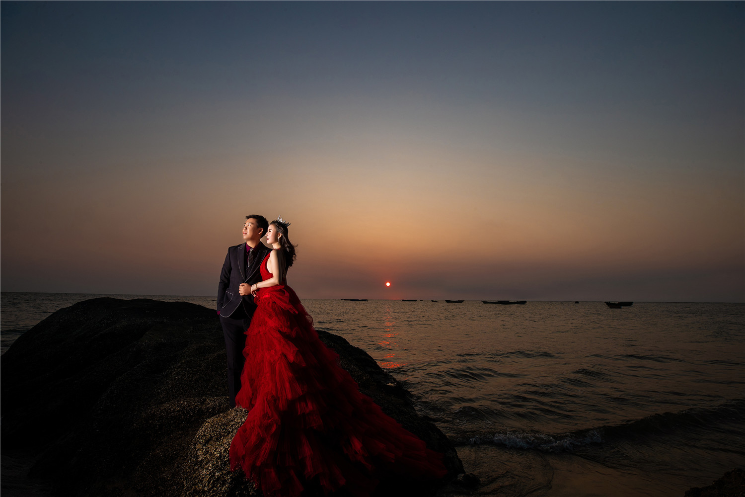 湛江夜晚的海景婚纱照这么拍刚刚好