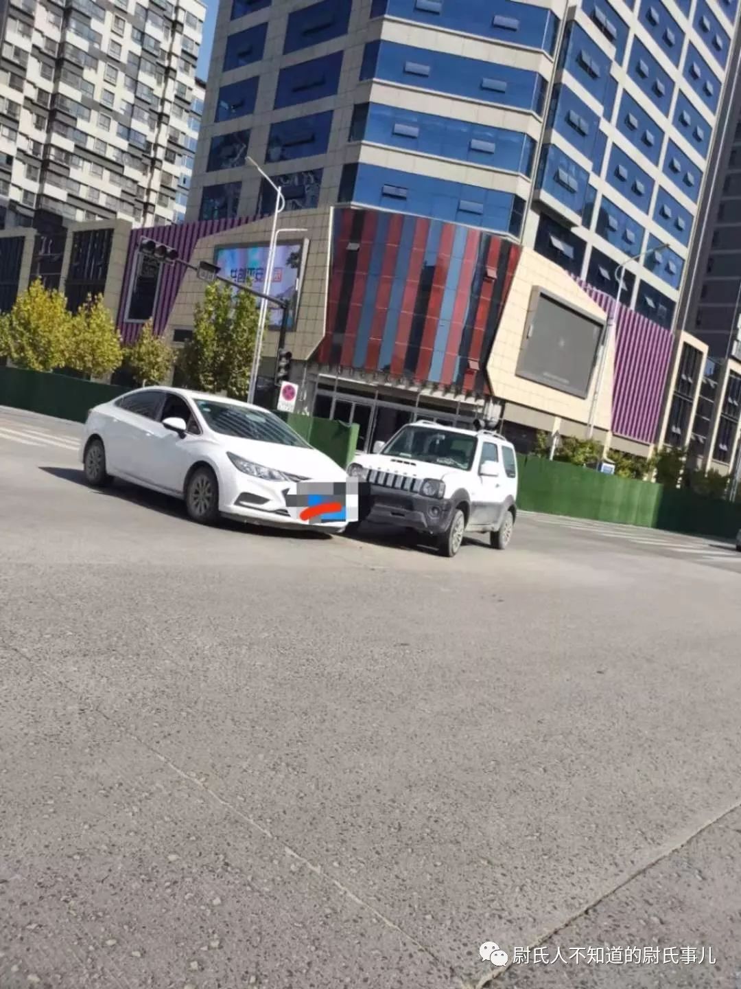 事发尉氏行政路!两车相撞,现场车子变形!