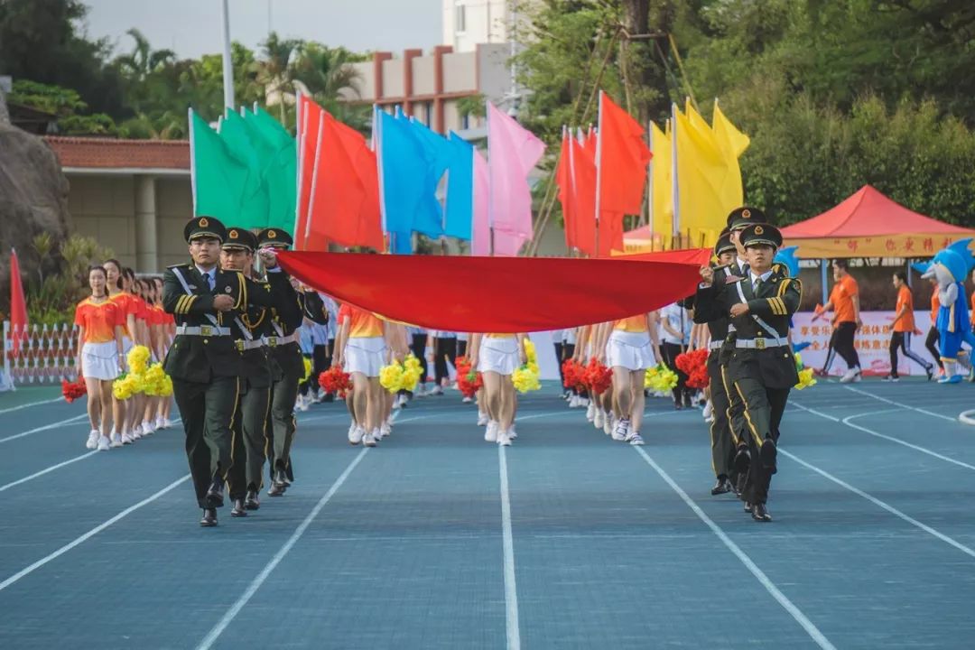 一束束鮮花燦然綻放一面面彩旗迎風招展護旗方隊器宇軒昂,步履堅定