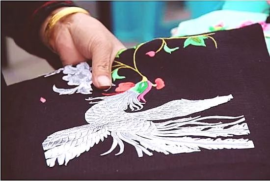 十一月第一天有必要带你了解下非遗布依族刺绣