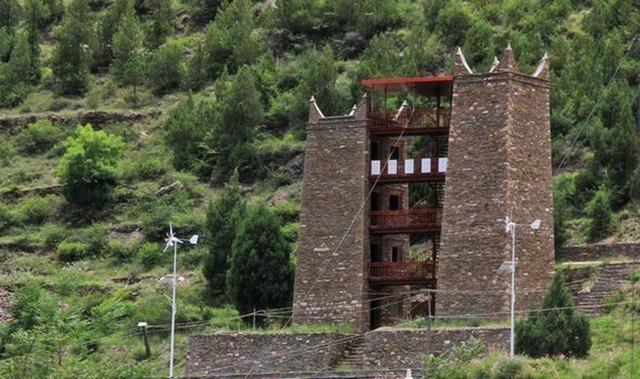 "东女国,西羌之别称,以西海中复有女国,故称东女焉.俗以女为王.