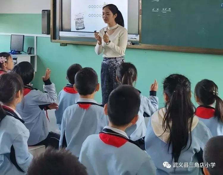 第三节课是由壶山小学的周晓燕老师执教的四年级欣赏课《打字机.