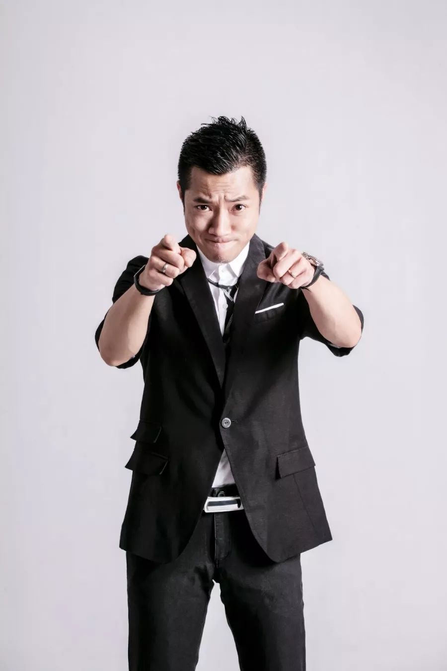 著名电台dj郑聪01不要被吓到哦小伙伴们要"坐好扶稳"本周的评委阵容