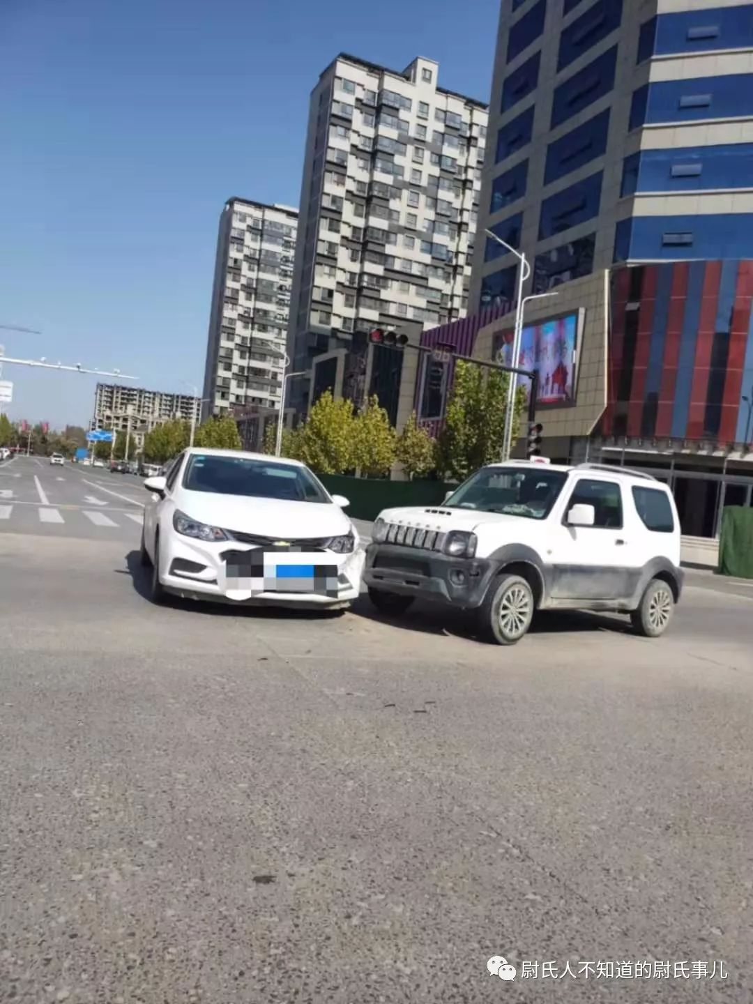 事发尉氏行政路!两车相撞,现场车子变形!