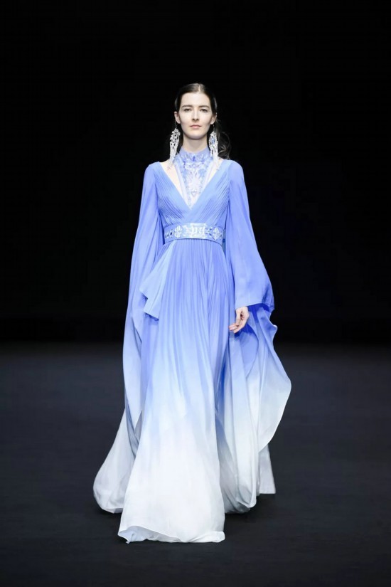 熊英大秀绽放水立方将历史文化融于艺术创作