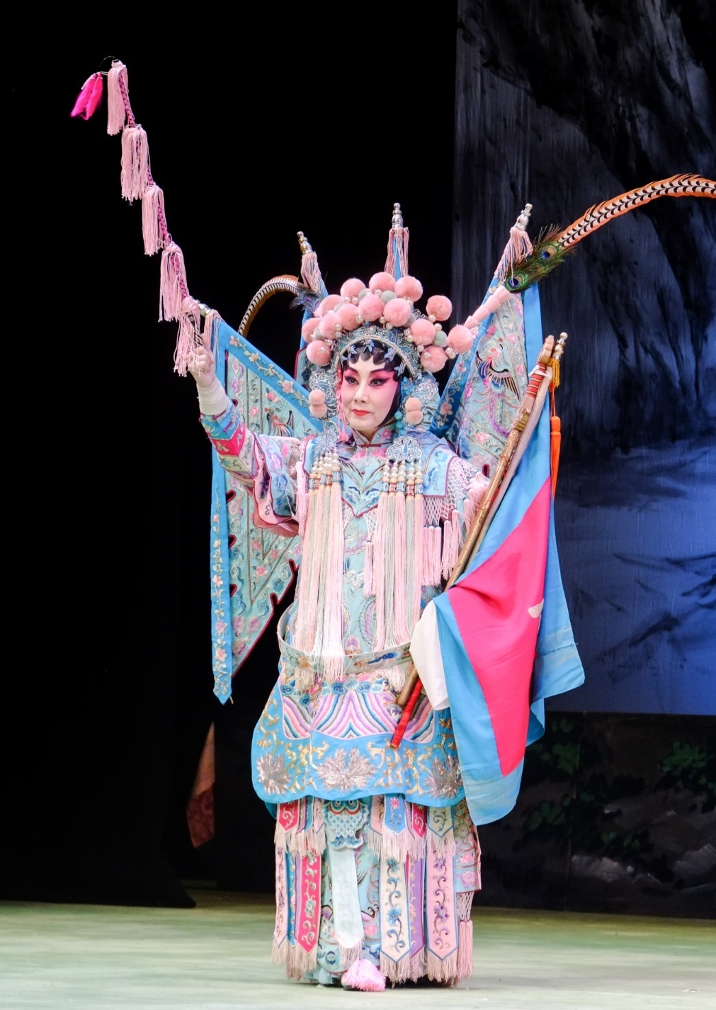 还有她之前扮演的"穆桂英"一角,扮相也是非常到位了!