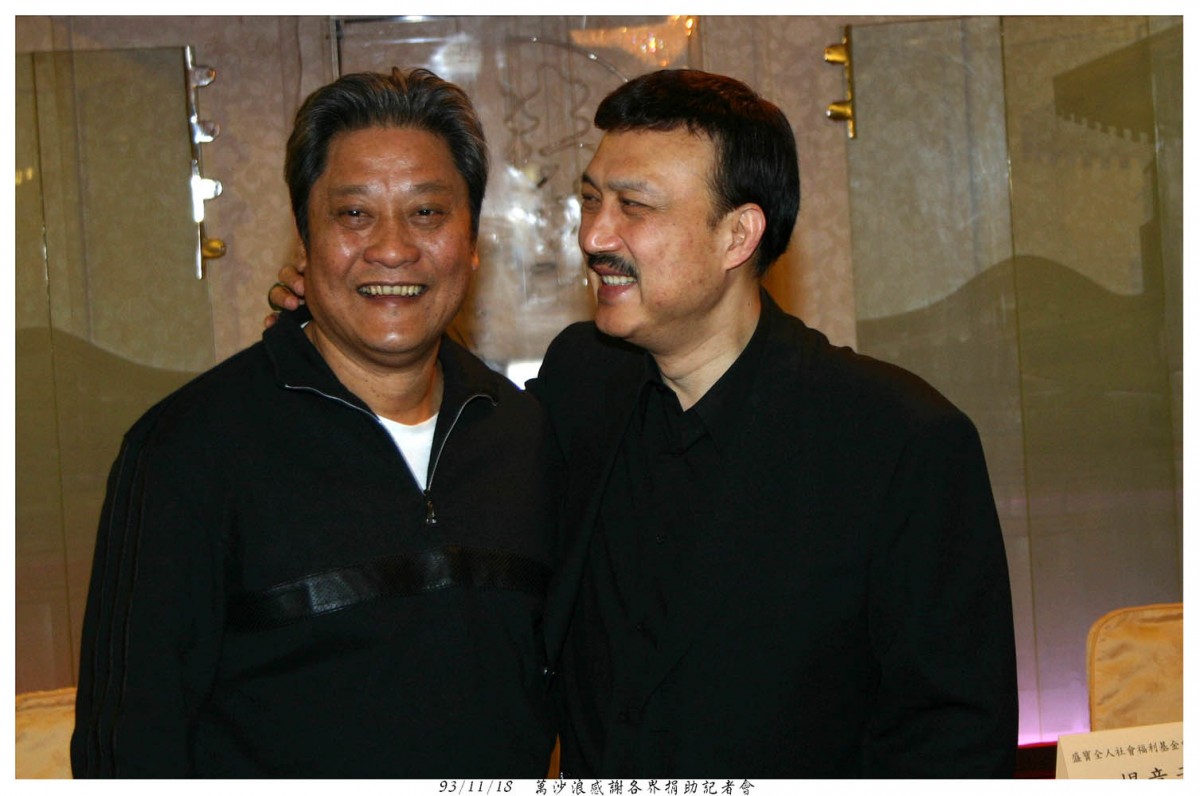 他是红极一时的歌手,意外摔跤成弱智被老婆抛弃,靠情人照顾至今_万沙