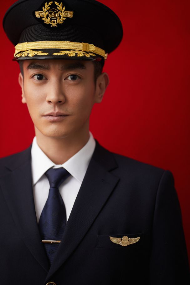 名人坊他拥有制服男神的身材和巨大一双会讲故事的眼睛