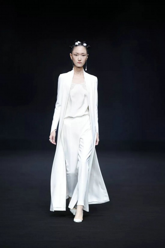 熊英大秀绽放水立方将历史文化融于艺术创作