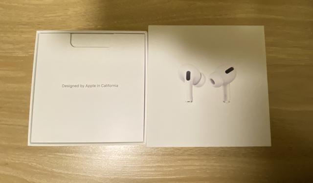 airpods pro 包裝盒明顯要比第一代盒子厚實了很多,下圖是二者的一個