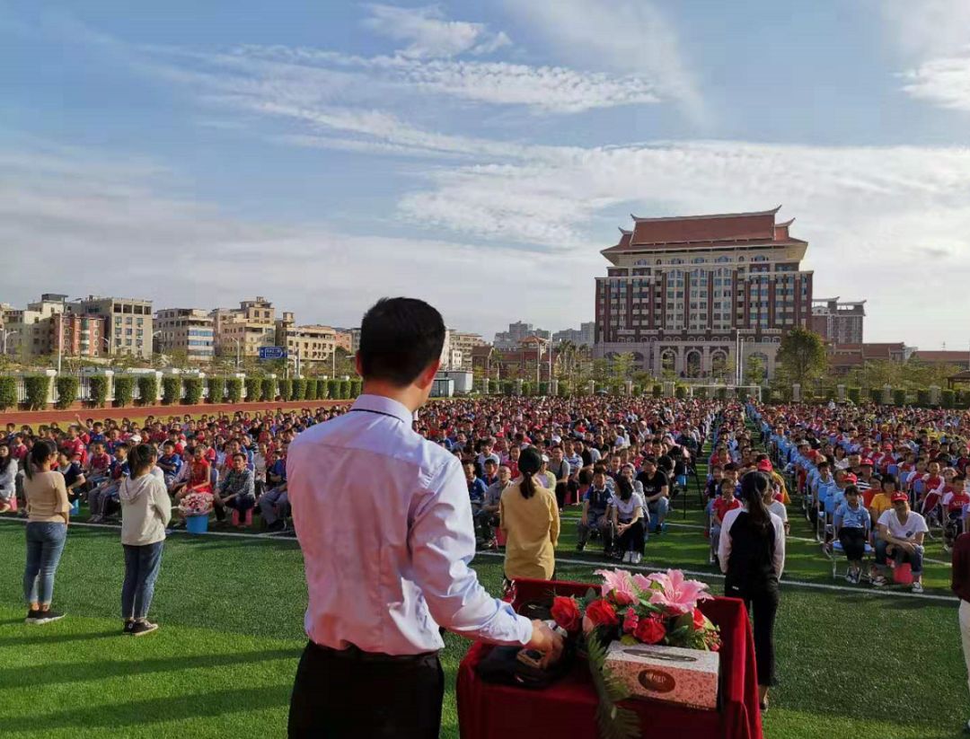 厦门市集美区杏苑小学成功举办《让生命充满爱》演讲_李帅