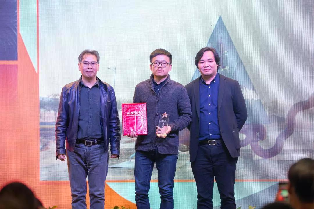 王端廷老师,尹悟铭老师为三等奖获得者张立柱颁奖姚清华女士,杨立顺