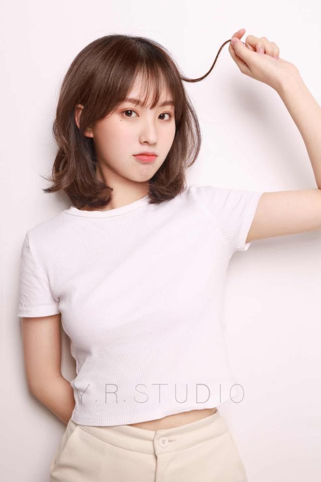 女生8个半身照拍照姿势,这样摆拍,好看起来