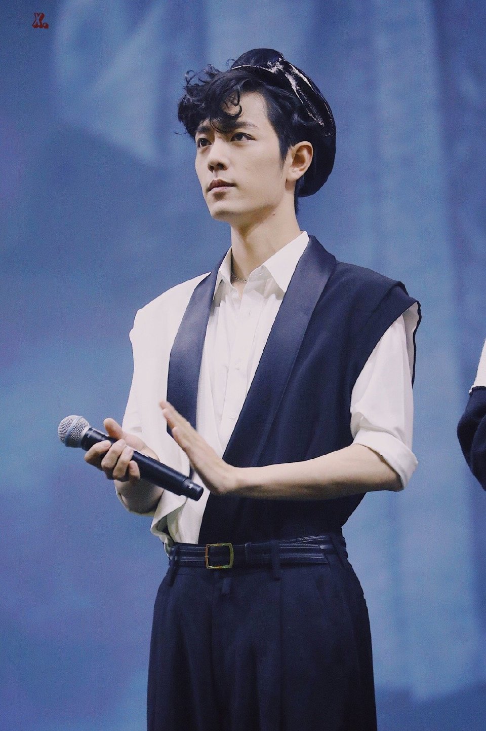 肖战南京演唱会造型公开 小卷毛乖巧可爱肥虾妈心泛滥