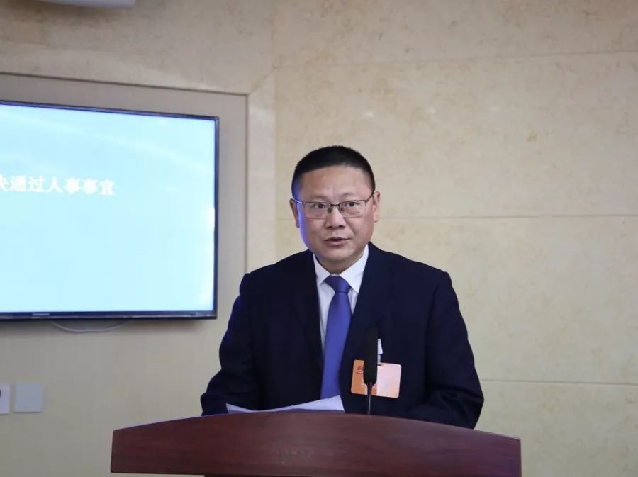 召开市十八届人大常委会第二十七次会议,市人大常委会副主任杨成伟