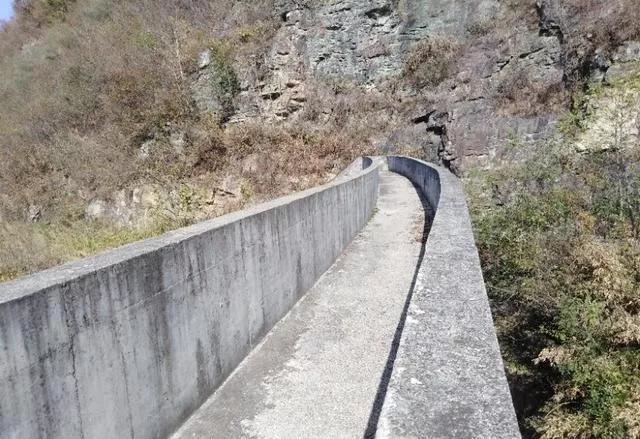 秋色中的安徽省金寨县青山镇青山水库又名青龙河水库