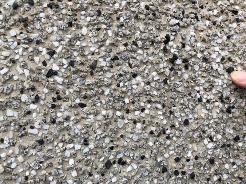 水刷石修补完后进行采用"平色"工艺确保整体协调水刷石装饰(一处一处